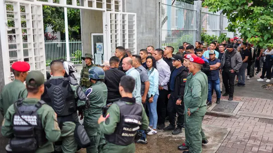 Un grupo de personas espera afuera de un centro electoral para participar en las elecciones regionales, este domingo en Caracas Un grupo de personas espera afuera de un centro electoral para participar en las elecciones regionales, este domingo en Caracas