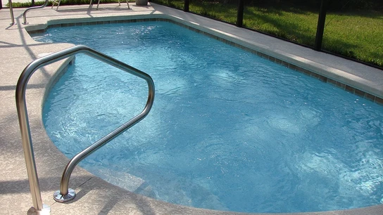 Imagen de archivo de una piscina.  Imagen de archivo de una piscina.