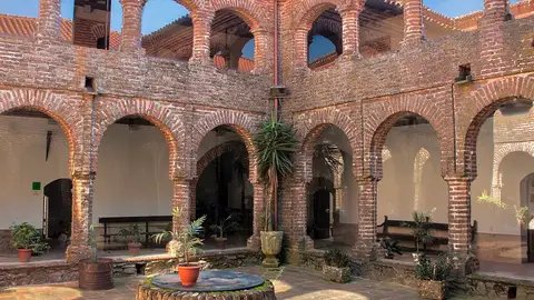 Claustro del Monasterio de Tentudía Claustro del Monasterio de Tentudía