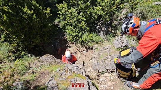 Bombers durante el rescate en el Avenc de la Crisi, en Tortosa (Tarragona). Bombers durante el rescate en el Avenc de la Crisi, en Tortosa (Tarragona).