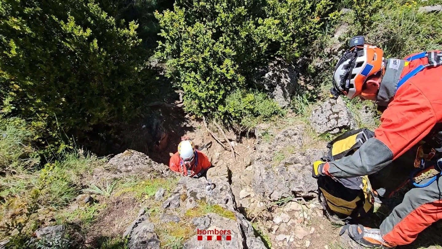 Bombers durante el rescate en el Avenc de la Crisi, en Tortosa (Tarragona). Bombers durante el rescate en el Avenc de la Crisi, en Tortosa (Tarragona).