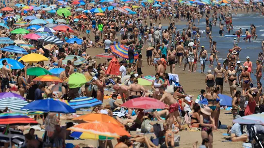 Cientos de personas, en la playa de la Malvarrosa en Valencia Cientos de personas, en la playa de la Malvarrosa en Valencia