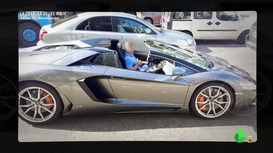 Imagen de una persona en un coche de lujo Imagen de una persona en un coche de lujo