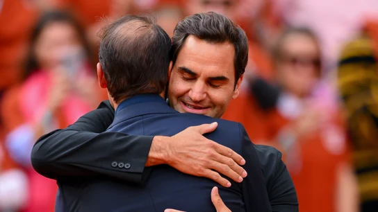 Federer abraza a Rafa Nadal Federer abraza a Rafa Nadal