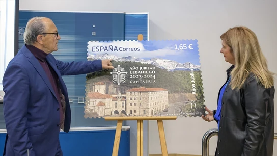 Tras los audios que buscan trapos sucios de la UCO: el PP llamará a Leire Díez a la 'comisión Koldo' del Senado La ex directora de Filatelia de Correos, Leire Díez Castro, presentando el sello de correos del Año Jubilar Lebaniego. Foto de archivo.
