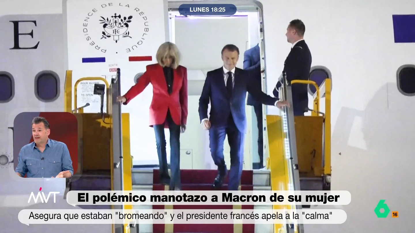 Iñaki López, sobre el manotazo de la mujer de Macron: "Les va a generar más incomodidad en Vietnam que la humedad" Iñaki López reacciona en este vídeo a una de las imágenes de la jornada, la de Brigitte Macron dando un manotazo en la cara al presidente francés a su llegada a Vietnam. El propio Macron defiende que estaban "bromeando".