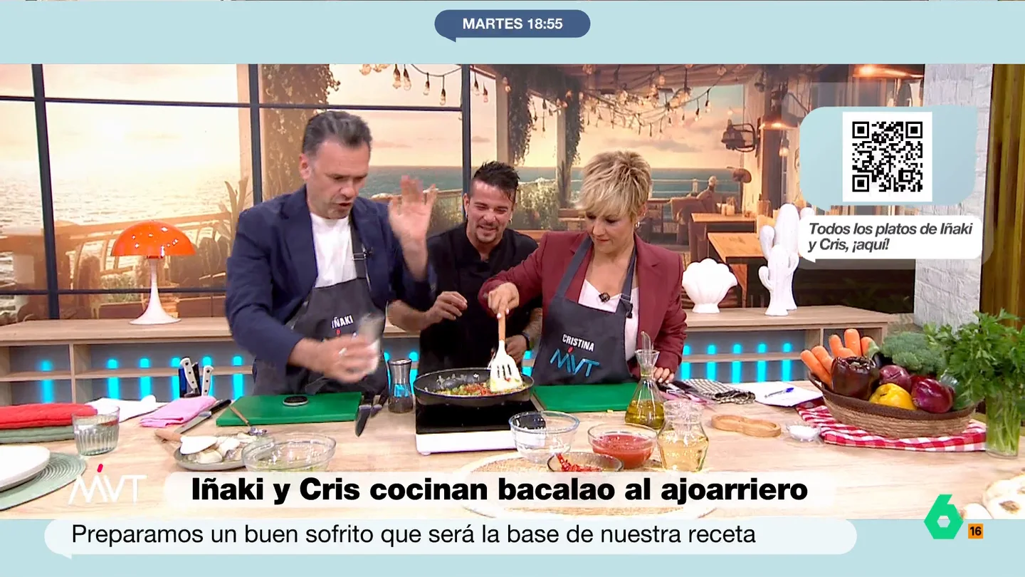 Un salero juega una mala pasada a Iñaki: "Se me ha caído medio kilo con el salero este con trampa" El presentador, junto a Cristina Pardo, han cocinado un bacalao al ajoarriero. Durante el cocinado, Iñaki ha sido encargado de corregir el punto de sal del plato.