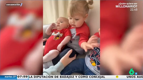 El divertido vídeo viral de la niña que no quiere compartir a su hermanita con su hermano mayor El divertido vídeo viral de la niña que no quiere compartir a su hermanita con su hermano mayor