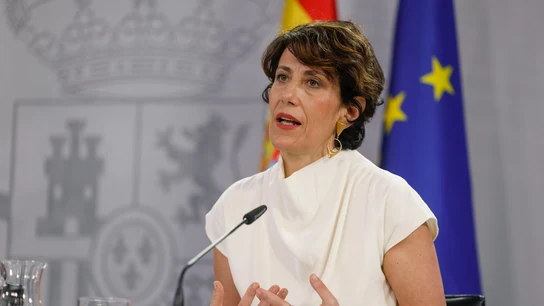 La ministra de Seguridad Social y Migraciones, Elma Saiz, interviene en la rueda de prensa posterior a la reunión del Consejo de Ministros este martes en Moncloa. La ministra de Seguridad Social y Migraciones, Elma Saiz, interviene en la rueda de prensa posterior a la reunión del Consejo de Ministros este martes en Moncloa.