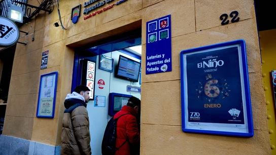 Varias personas haciendo cola en una administración de Lotería en Madrid en diciembre de 2025 Varias personas haciendo cola en una administración de Lotería en Madrid en diciembre de 2025