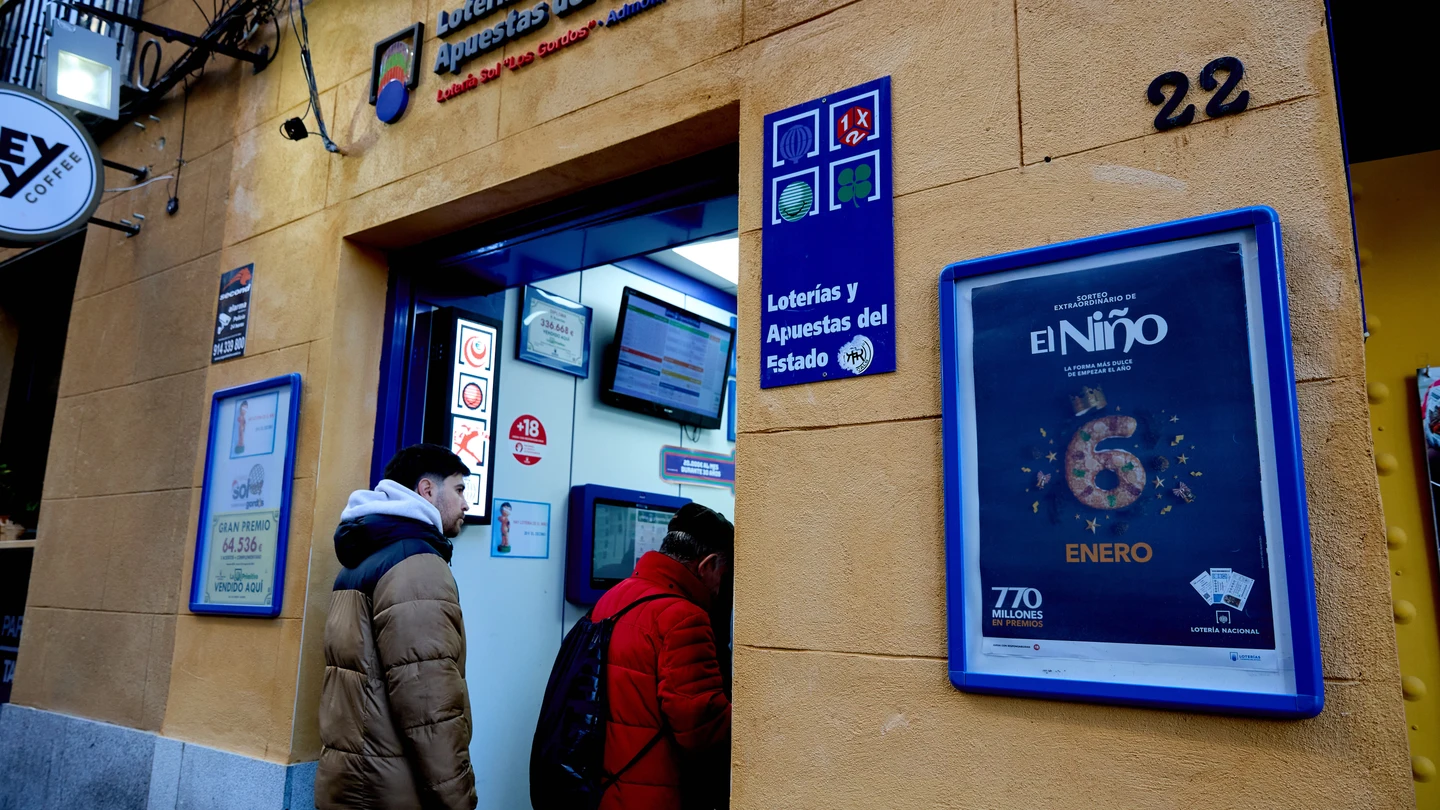 Varias personas haciendo cola en una administración de Lotería en Madrid en diciembre de 2025 Varias personas haciendo cola en una administración de Lotería en Madrid en diciembre de 2025