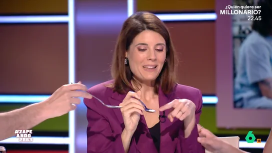 María José Gómez y Verdú desvela "el protocolo detrás de un yogur" y lo que no hay que hacer jamás: "Es una guarrada" María José Gómez y Verdú nos da en este vídeo unos sencillos consejos de protocolo para comernos un yogur y no parecer un niño de cinco años. Entre lo que no hay que hacer, chupar la tapa del yogur o hacer ruido para apurarlo.