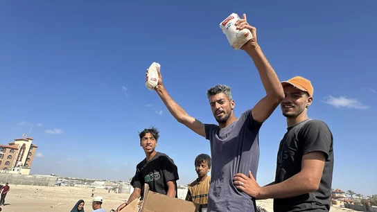 Reparto de alimentos en el sur de la Franja de Gaza. Reparto de alimentos en el sur de la Franja de Gaza.