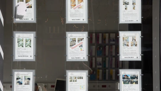Anuncios de pisos en venta en una inmobiliaria, a 13 de abril de 2024, en Madrid (España). Anuncios de pisos en venta en una inmobiliaria, a 13 de abril de 2024, en Madrid (España).