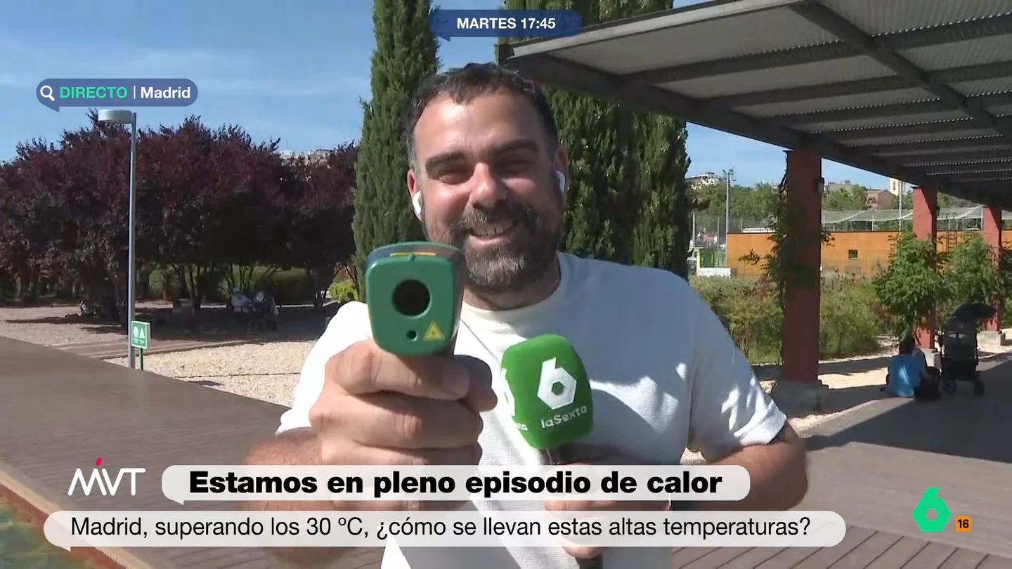 Cristina Pardo: "Bastida habla siempre de amor en sus directos, cualquiera diría que está como en la berrea" El reportero se ha desplazado hasta el centro de Madrid para hablar sobre la subida de temperaturas en la capital. Bastida ha recurrido a un termómetro infrarrojo para demostrar cómo afectan esas subidas a la temperatura de las superficies.