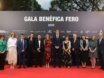 De izquierda a derecha: Dra. Mafalda Oliveira, ganadora de la VII Beca FERO – MANGO en cáncer de mama, Margarita Salvans, directora financiera de MANGO, Dr. Pablo Menéndez, ganador de la I Beca FERO – Fundación Aladina en cáncer pediátrico, Ishtar Espejo, directora de Fundación Aladina, Ruben Ventura, director de Fundación FERO, Silvia Garriga, presidenta Fundación FERO, Sergi Pallerola, Vicepresidente del Grupo Andbank , Matthew Reger Suqué, miembro de la familia Suqué Mateu, Dra. Raquel Pérez - López, ganadora de la I Beca FERO – Carmen Mateu para médicos investigadores, Dr. Ángel R. Nebreda, ganador de la VII Beca FERO – GHD en cáncer de mama, Olivia Manjón, directora general de ghd España y Portugal, Dra. Renee Beekman, ganadora de la XXIX Beca FERO para jóvenes investigadore s y Andrés Escarpenter, patrono de la Fundación Bosch Aymerich De izquierda a derecha: Dra. Mafalda Oliveira, ganadora de la VII Beca FERO – MANGO en cáncer de mama, Margarita Salvans, directora financiera de MANGO, Dr. Pablo Menéndez, ganador de la I Beca FERO – Fundación Aladina en cáncer pediátrico, Ishtar Espejo, directora de Fundación Aladina, Ruben Ventura, director de Fundación FERO, Silvia Garriga, presidenta Fundación FERO, Sergi Pallerola, Vicepresidente del Grupo Andbank , Matthew Reger Suqué, miembro de la familia Suqué Mateu, Dra. Raquel Pérez - López, ganadora de la I Beca FERO – Carmen Mateu para médicos investigadores, Dr. Ángel R. Nebreda, ganador de la VII Beca FERO – GHD en cáncer de mama, Olivia Manjón, directora general de ghd España y Portugal, Dra. Renee Beekman, ganadora de la XXIX Beca FERO para jóvenes investigadore s y Andrés Escarpenter, patrono de la Fundación Bosch Aymerich