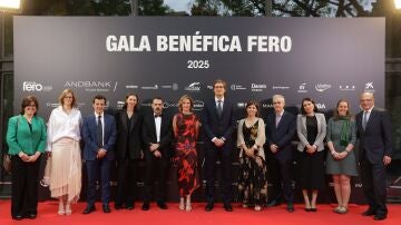 De izquierda a derecha: Dra. Mafalda Oliveira, ganadora de la VII Beca FERO – MANGO en cáncer de mama, Margarita Salvans, directora financiera de MANGO, Dr. Pablo Menéndez, ganador de la I Beca FERO – Fundación Aladina en cáncer pediátrico, Ishtar Espejo, directora de Fundación Aladina, Ruben Ventura, director de Fundación FERO, Silvia Garriga, presidenta Fundación FERO, Sergi Pallerola, Vicepresidente del Grupo Andbank , Matthew Reger Suqué, miembro de la familia Suqué Mateu, Dra. Raquel Pérez - López, ganadora de la I Beca FERO – Carmen Mateu para médicos investigadores, Dr. Ángel R. Nebreda, ganador de la VII Beca FERO – GHD en cáncer de mama, Olivia Manjón, directora general de ghd España y Portugal, Dra. Renee Beekman, ganadora de la XXIX Beca FERO para jóvenes investigadore s y Andrés Escarpenter, patrono de la Fundación Bosch Aymerich