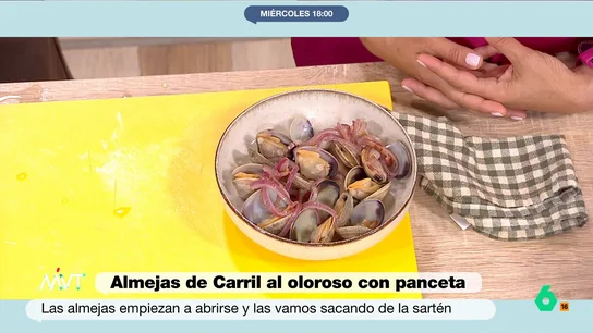 La receta de almejas al oloroso (con panceta) de María Lo que te hará explotar la cabeza La cocinera trae al plató de Más Vale Tarde una deliciosa receta de almejas al oloroso con una salsa espectacular, a base de panceta y cebolla caramelizada. ¡Manos a la masa!