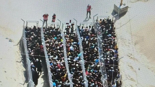 Hacinados como ganado, vigilados y tiroteados: el inhumano reparto de migajas en las colas del hambre en Gaza Hacinados como ganado, vigilados y tiroteados: el inhumano reparto de migajas en las colas del hambre en Gaza