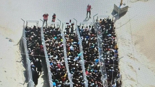 Hacinados como ganado, vigilados y tiroteados: el inhumano reparto de migajas en las colas del hambre en Gaza Hacinados como ganado, vigilados y tiroteados: el inhumano reparto de migajas en las colas del hambre en Gaza