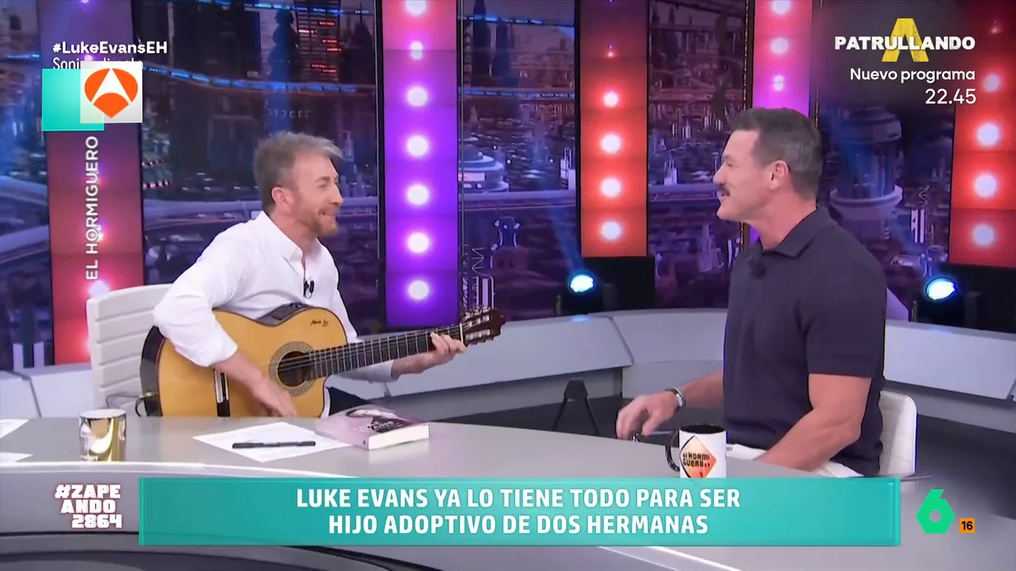 Luke Evans se une a la fiebre de 'Esa Diva' en El Hormiguero con Pablo Motos a la guitarra La pareja del actor es un arquitecto y empresario alicantino. Esto ha hecho que el actor galés se convierta en un gran amante de nuestro país.