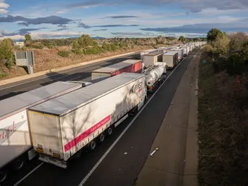 Cientos de camioneros bloquean la AP-7 durante la protesta de mercancias (febrero de 2024) Cientos de camioneros bloquean la AP-7 durante la protesta de mercancias (febrero de 2024)