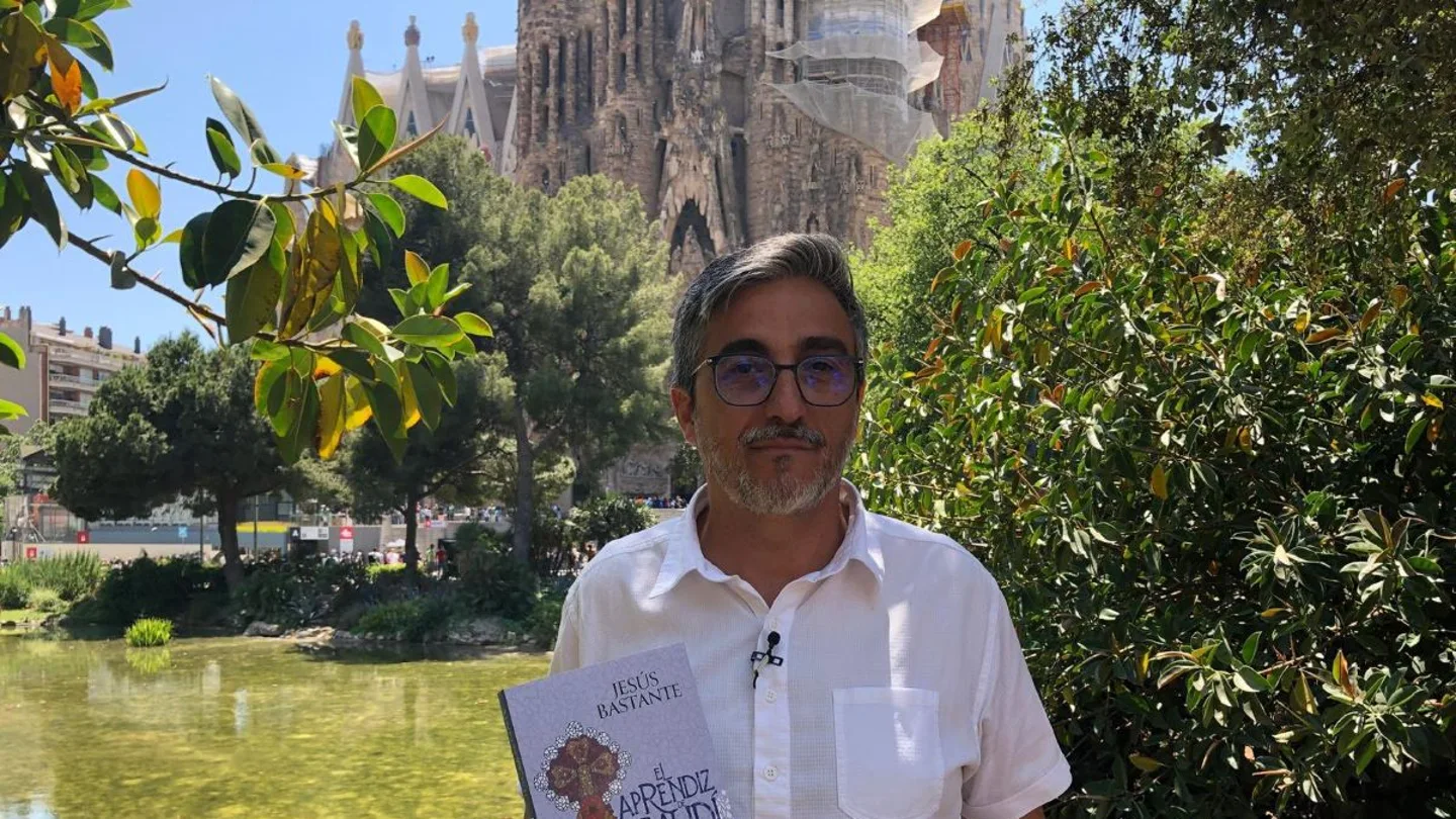 Jesús Bastante con su novela 'El aprendiz de Gaudí' Jesús Bastante con su novela 'El aprendiz de Gaudí'