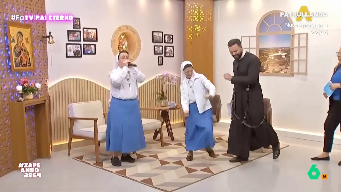 Nacho García, sobre las monjas que difunden el mensaje de Dios con beat box: "Están para hacer una colabo con Bizarrap" Una pareja de monjas deslumbra en el directo de un programa de televisión haciendo una exhibición de beat box que incluso pone a bailar a un sacerdote. "Qué ganas de quedar con ellas en un parking", reacciona Nacho García.
