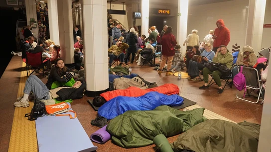 El metro es utilizado como refugio en los ataques sobre Ucrania desde el inicio de la invasión rusa. El metro es utilizado como refugio en los ataques sobre Ucrania desde el inicio de la invasión rusa.