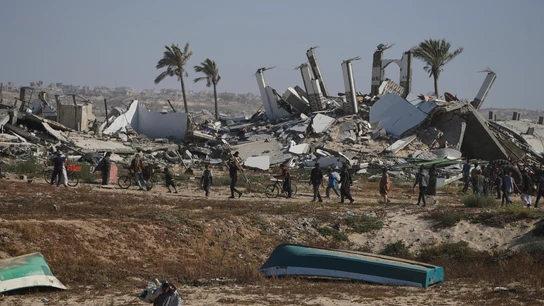 Un grupo de palestinos en un punto de distribución de ayuda en Rafah, este martes. Un grupo de palestinos en un punto de distribución de ayuda en Rafah, este martes.