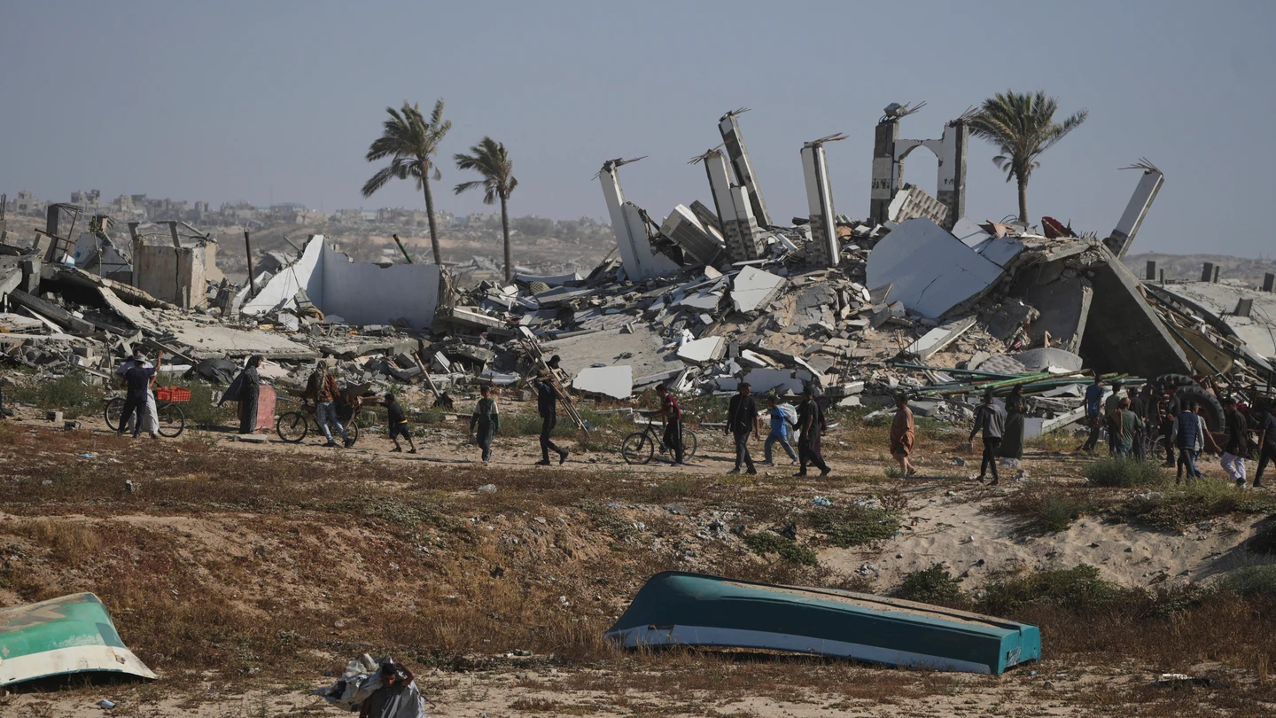Un grupo de palestinos en un punto de distribución de ayuda en Rafah, este martes. Un grupo de palestinos en un punto de distribución de ayuda en Rafah, este martes.