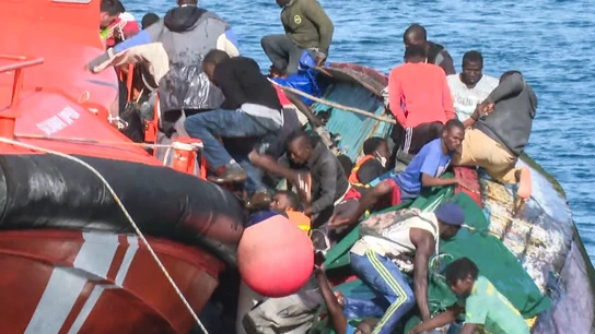 aptura del video de RTVE Canarias, del momento en el que este miércoles volcó un cayuco con unos 160 ocupantes en el puerto de La Restinga (El Hierro) aptura del video de RTVE Canarias, del momento en el que este miércoles volcó un cayuco con unos 160 ocupantes en el puerto de La Restinga (El Hierro)