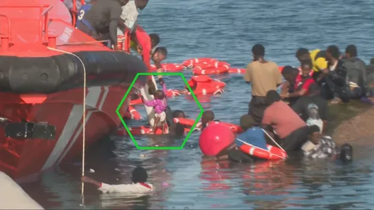 Vecinos, pescadores y camareros: el papel clave de los voluntarios en el rescate del cayuco volcado en El Hierro (Canarias) Vecinos, pescadores y camareros: el papel clave de los voluntarios en el rescate del cayuco volcado en El Hierro (Canarias)