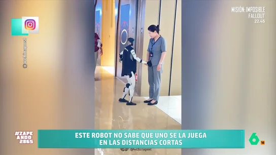 Dani Mateo, al ver a un robot tomarse demasiadas 'confianzas' con una enfermera: "Es el modelo Pajares" En este vídeo, un robot se pasa de la raya en su saludo a una enfermera y termina tocándole sus partes íntimas. "No sabemos si calculó mal o es que quería enchufar el USB", ironiza Mónica Cruz.