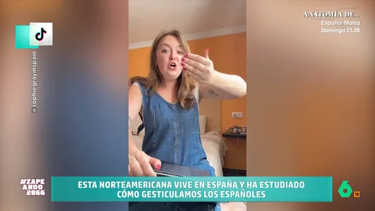 Una joven estadounidense analiza los gestos de los españoles al hablar: "Nos clava la muchacha" La joven cuenta que, por ejemplo, los españoles "gesticulan solo con una mano". Además, también mueven el brazo siguiendo la entonación de la frase.