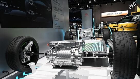 Bateria de un BYD conectada a una estaci&oacute;n de recarga