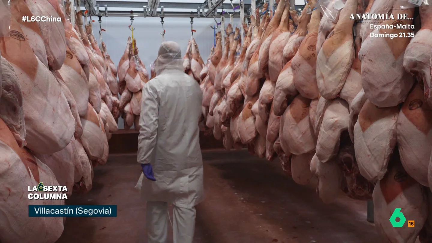 Las duras exigencias de China para exportar cerdo español: "Te piden empaquetado, pesos, nivel de grasa..." El cerdo supone el 31% de las exportaciones de España a China. Mario Martínez, director de Exportaciones en 'Hola Food' explica cómo es su relación comercial con el gigante asiático, al que venden partes del cerdo que aquí apenas se comen.