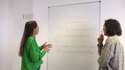 Mujer enseñando Mujer enseñando