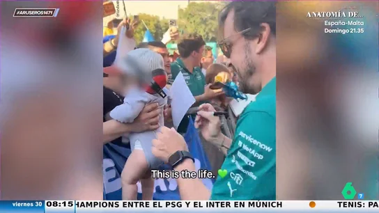 La reacción de Fernando Alonso cuando le dan un bebé para que le firme un autógrafo La reacción de Fernando Alonso cuando le dan un bebé para que le firme un autógrafo