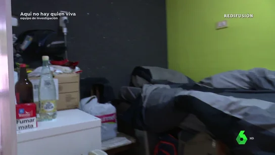 Las condiciones de vida de un piso colmena en Barcelona, sin calefacción, cocina ni contrato: "Cada uno que pase el invierno como pueda" Las condiciones de vida de un piso colmena en Barcelona, sin calefacción, cocina ni contrato: "Cada uno que pase el invierno como pueda"