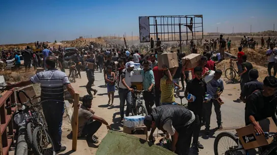 Un grupo de palestinos recibe ayuda Un grupo de palestinos recibe ayuda
