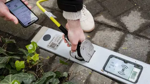 Adoquines con enchufe para cargar tu vehículo eléctrico Adoquines con enchufe para cargar tu vehículo eléctrico