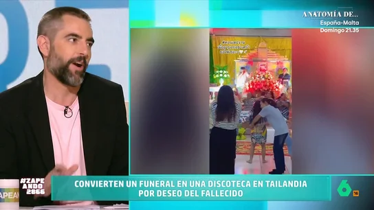 Dani Mateo pide que conviertan su funeral en una fiesta: "Solo pido que la playlist incluya la 'Salchipapa'" En Tailandia, un hombre pidió a su familia que convirtieran su funeral en una discoteca. Esto ha llevado al presentador de Zapeando a hacer la misma solicitud a los zapeadores.