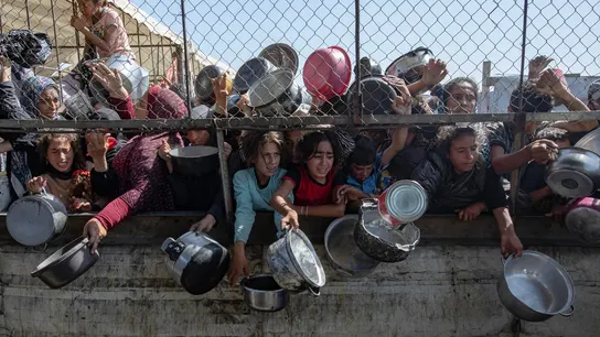 Palestinos se agolpan en un comedor social para recibir algo de comida Palestinos se agolpan en un comedor social para recibir algo de comida
