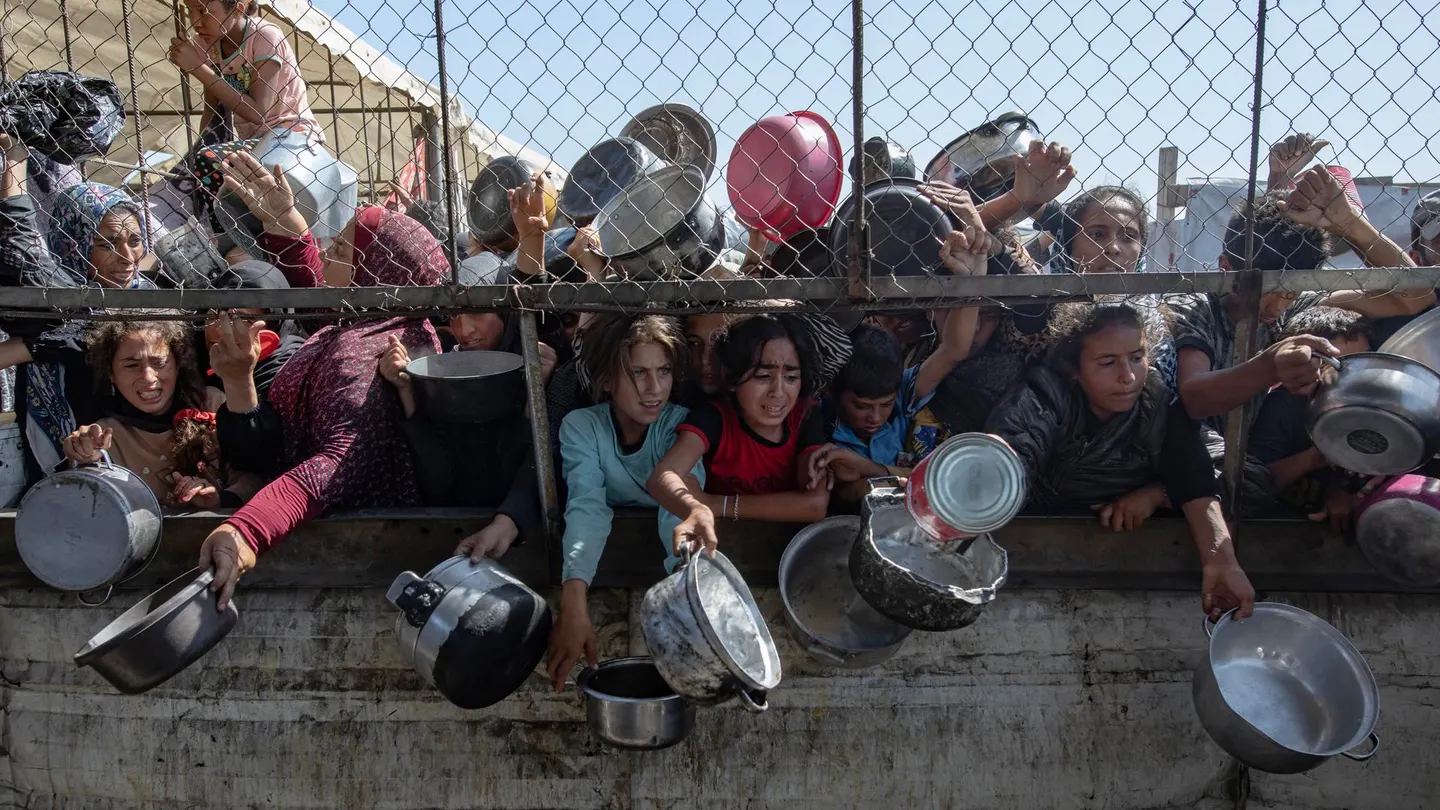 Palestinos se agolpan en un comedor social para recibir algo de comida Palestinos se agolpan en un comedor social para recibir algo de comida