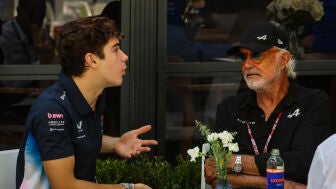 Franco Colapinto hablando con Flavio Briatore