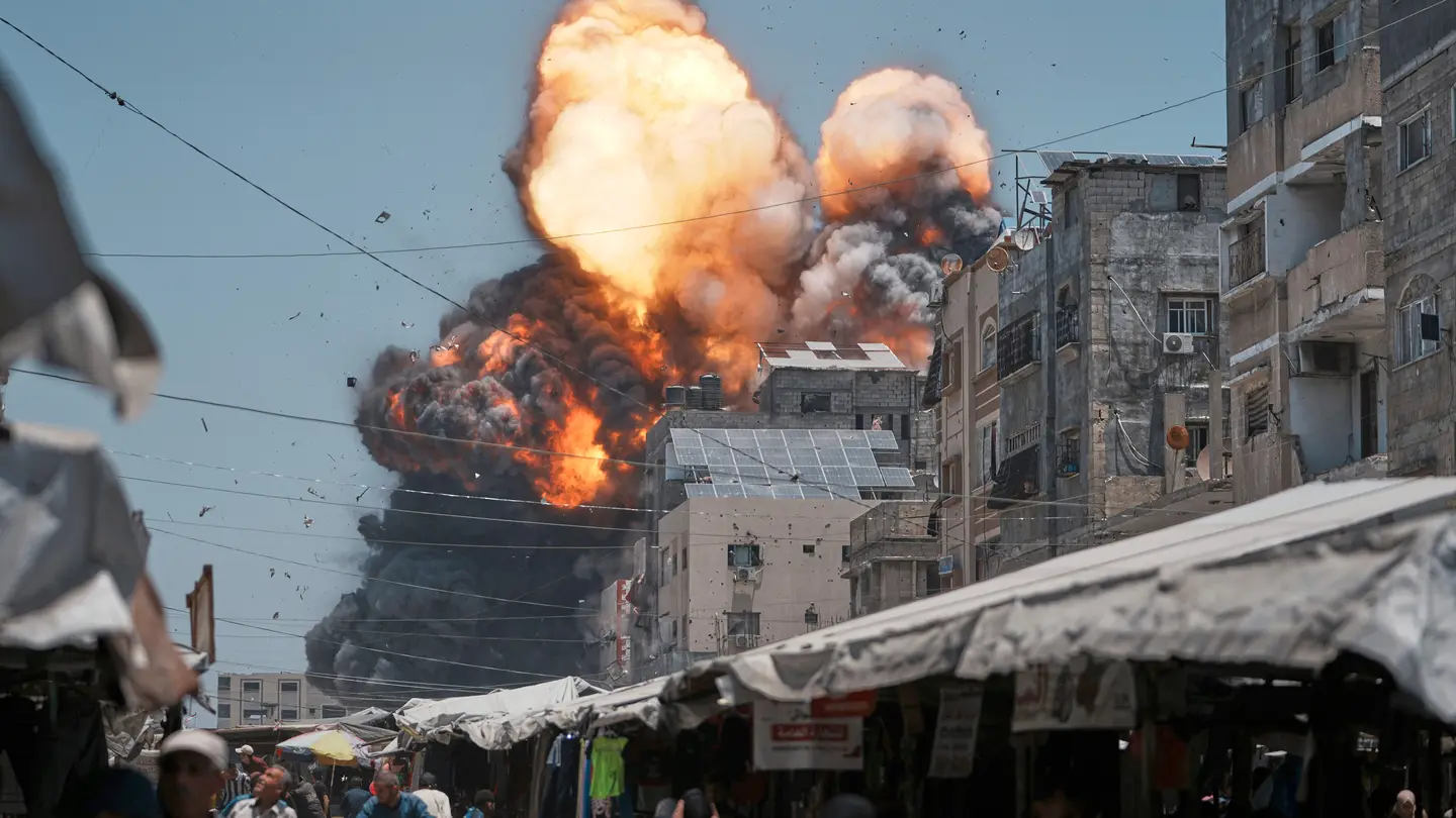 Una densa humareda y llamas surgen de un ataque aéreo israelí en Ciudad de Gaza. Una densa humareda y llamas surgen de un ataque aéreo israelí en Ciudad de Gaza.