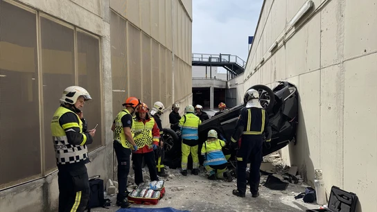 Una mujer se queda atrapada dentro de su coche a 8 metros de altura en Madrid. Una mujer se queda atrapada dentro de su coche a 8 metros de altura en Madrid.