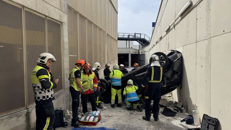 Una mujer se queda atrapada dentro de su coche a 8 metros de altura en Madrid.
