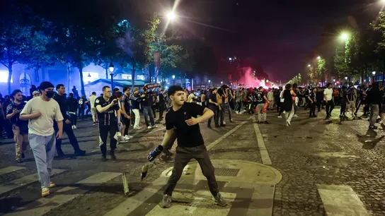 Enfrentamiento entre hinchas del PSG y la Policía Enfrentamiento entre hinchas del PSG y la Policía